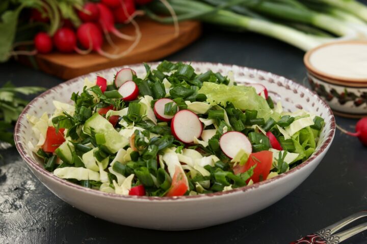 Freekeh salata s komoračem, jabukom, tofuom i koprom: Meera Sodha donosi fleksibilan ljetni recept