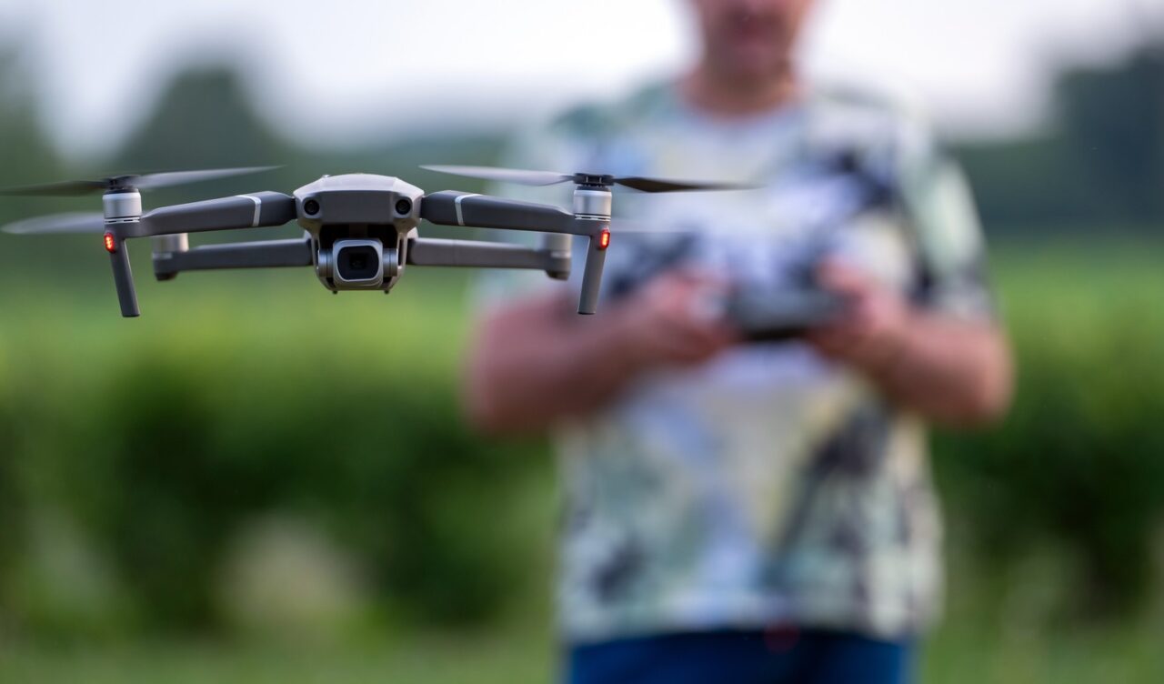Dron kojim se upravlja na otvorenom, ilustracija za oborene dronove.