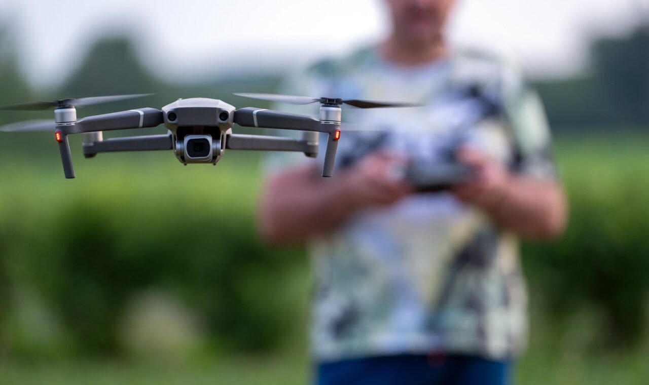 Dron kojim se upravlja na otvorenom, ilustracija za oborene dronove.