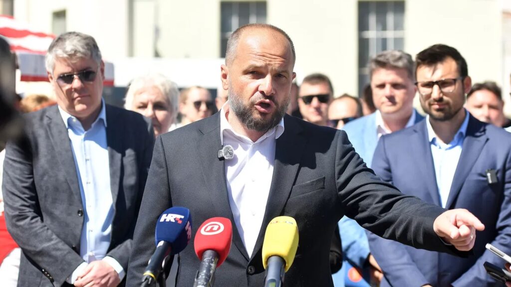 Siniša Hajdaš Dončić na izjavi za medije.