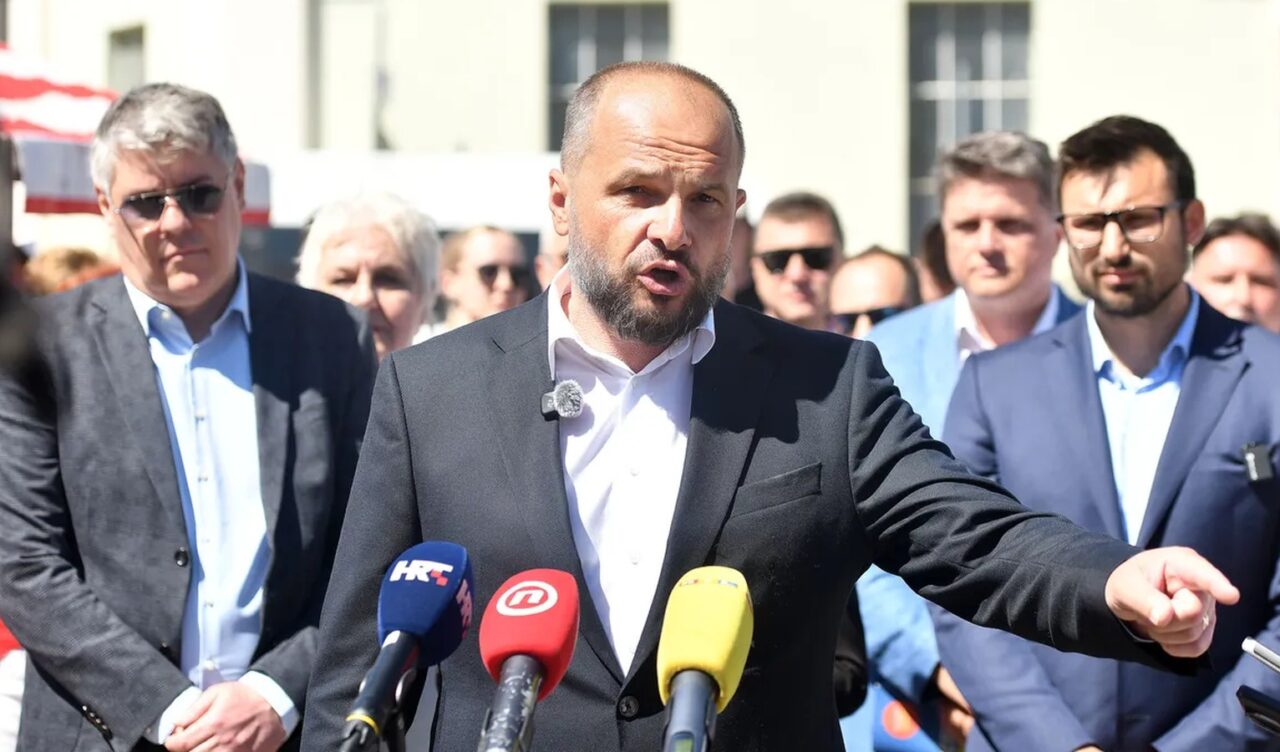 Siniša Hajdaš Dončić na izjavi za medije.