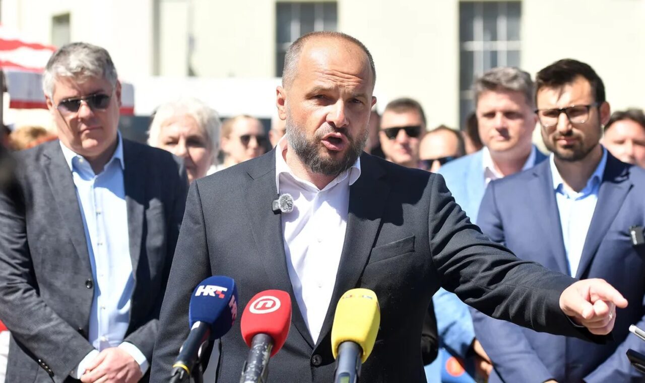 Siniša Hajdaš Dončić na izjavi za medije.