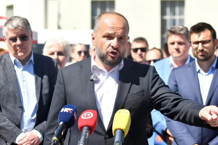 Siniša Hajdaš Dončić na izjavi za medije.