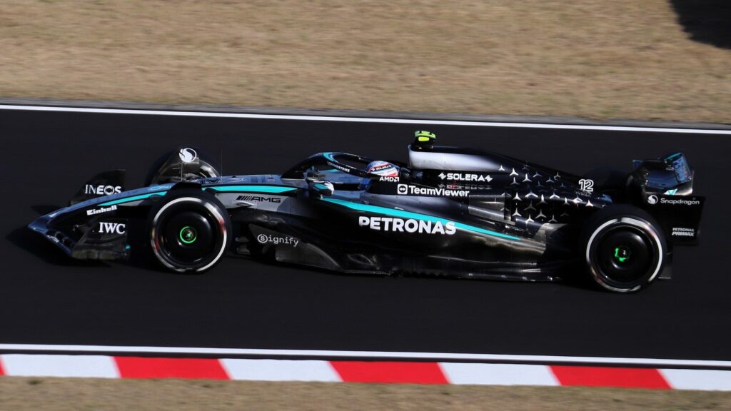 Andrea Kimi Antonelli vozi Mercedes W16 na stazi.