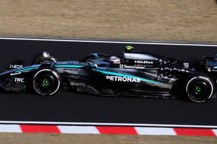 Andrea Kimi Antonelli vozi Mercedes W16 na stazi.