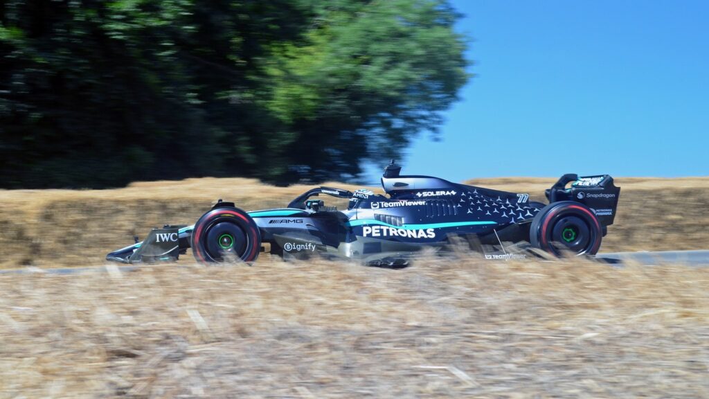 Mercedes-AMG F1 W16 bolid na stazi.