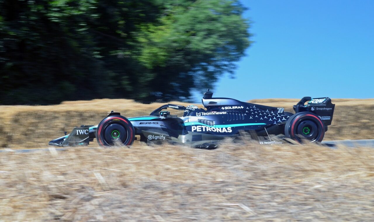 Mercedes-AMG F1 W16 bolid na stazi.