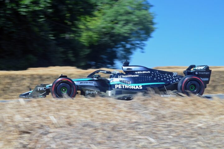 Mercedes-AMG F1 W16 bolid na stazi.