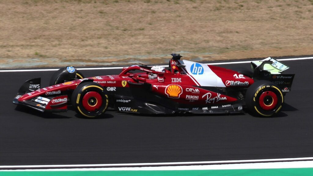 Charles Leclerc vozi Ferrari F1 bolid.
