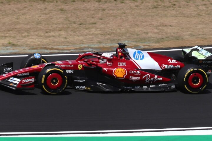 Charles Leclerc vozi Ferrari F1 bolid.
