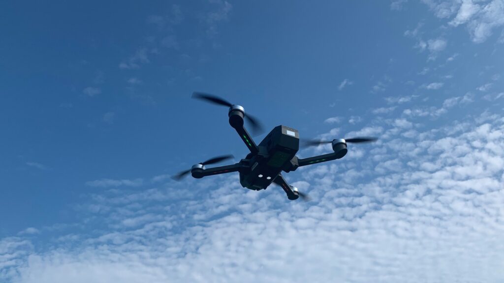 Dron u letu na nebu.