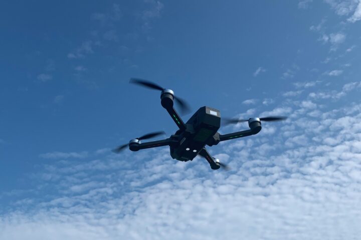 Dron u letu na nebu.