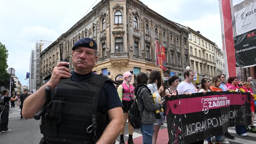 Povorka u Zagrebu tokom Pridea i Antunovskog hoda.
