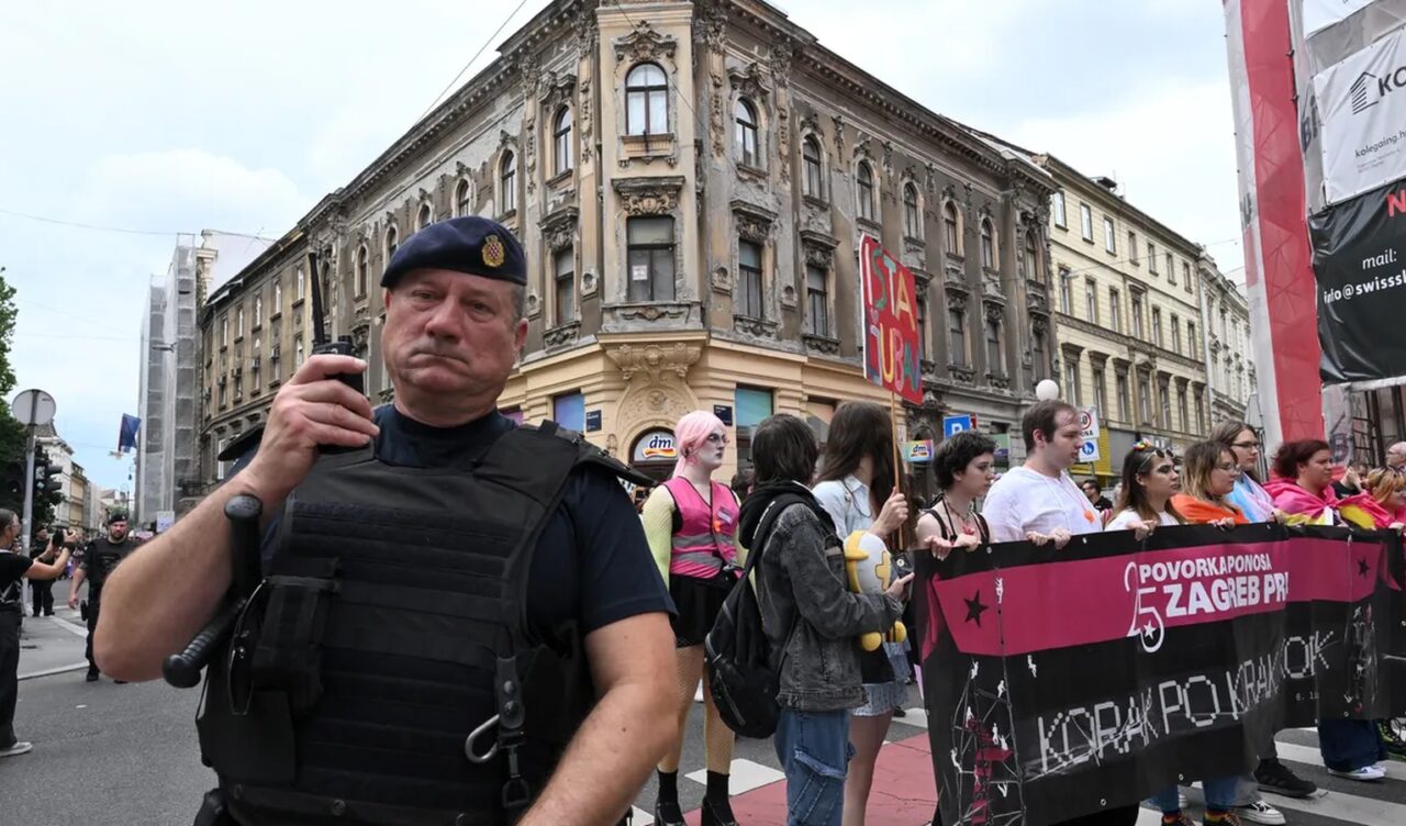 Povorka u Zagrebu tokom Pridea i Antunovskog hoda.