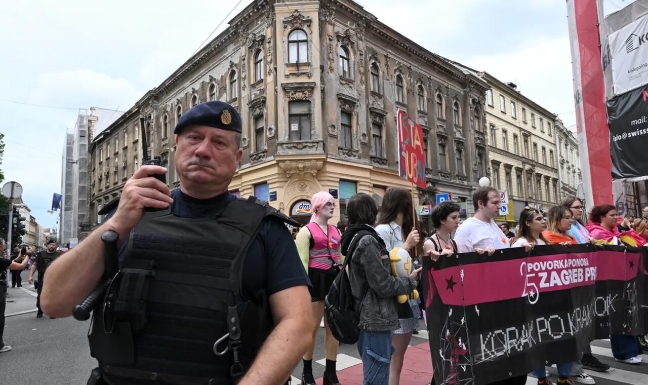 Povorka u Zagrebu tokom Pridea i Antunovskog hoda.