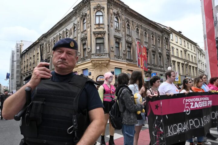 Povorka u Zagrebu tokom Pridea i Antunovskog hoda.