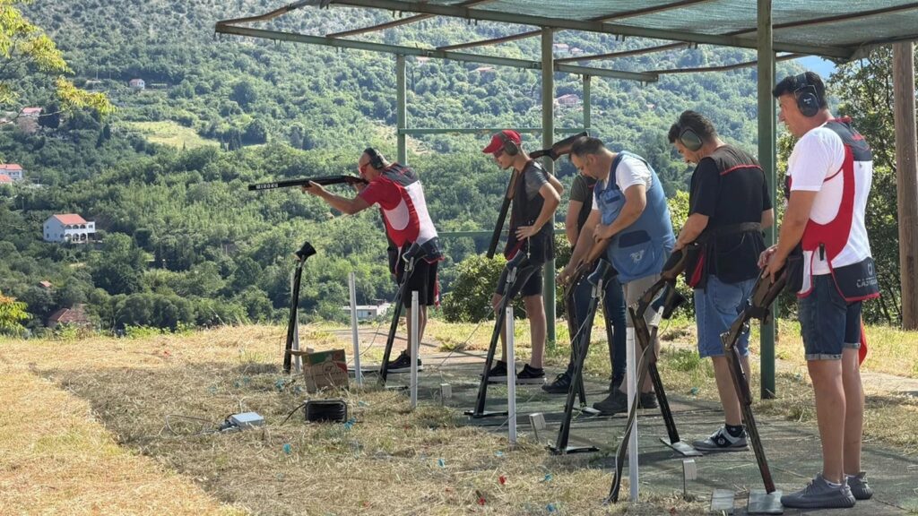 Sudionici natjecanja u gađanju glinenih golubova u Mostaru.