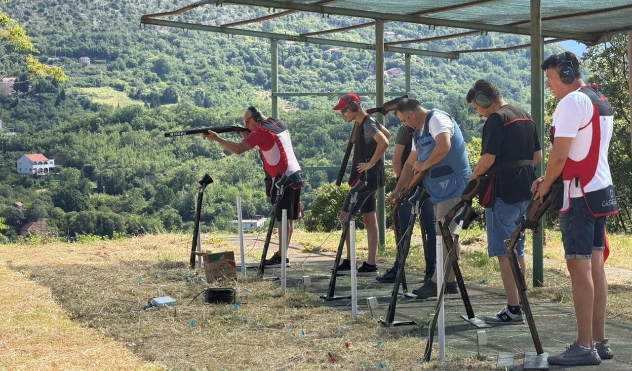 Sudionici natjecanja u gađanju glinenih golubova u Mostaru.
