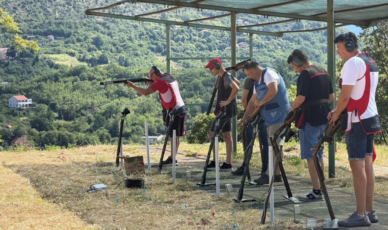Sudionici natjecanja u gađanju glinenih golubova u Mostaru.