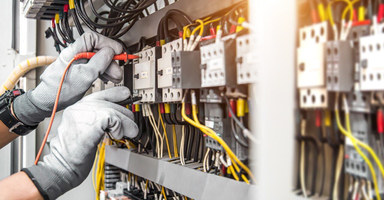 Elektri?ar s mjernim instrumentom kao ilustracija energetskih projekata