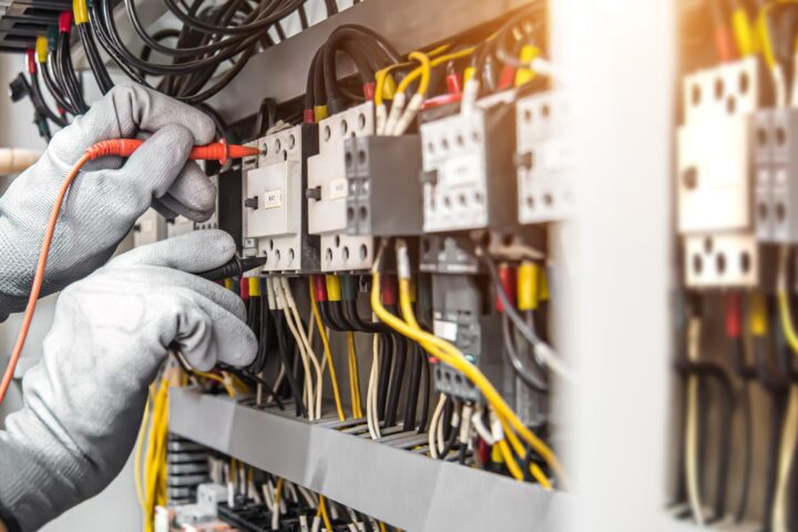 Elektri?ar s mjernim instrumentom kao ilustracija energetskih projekata