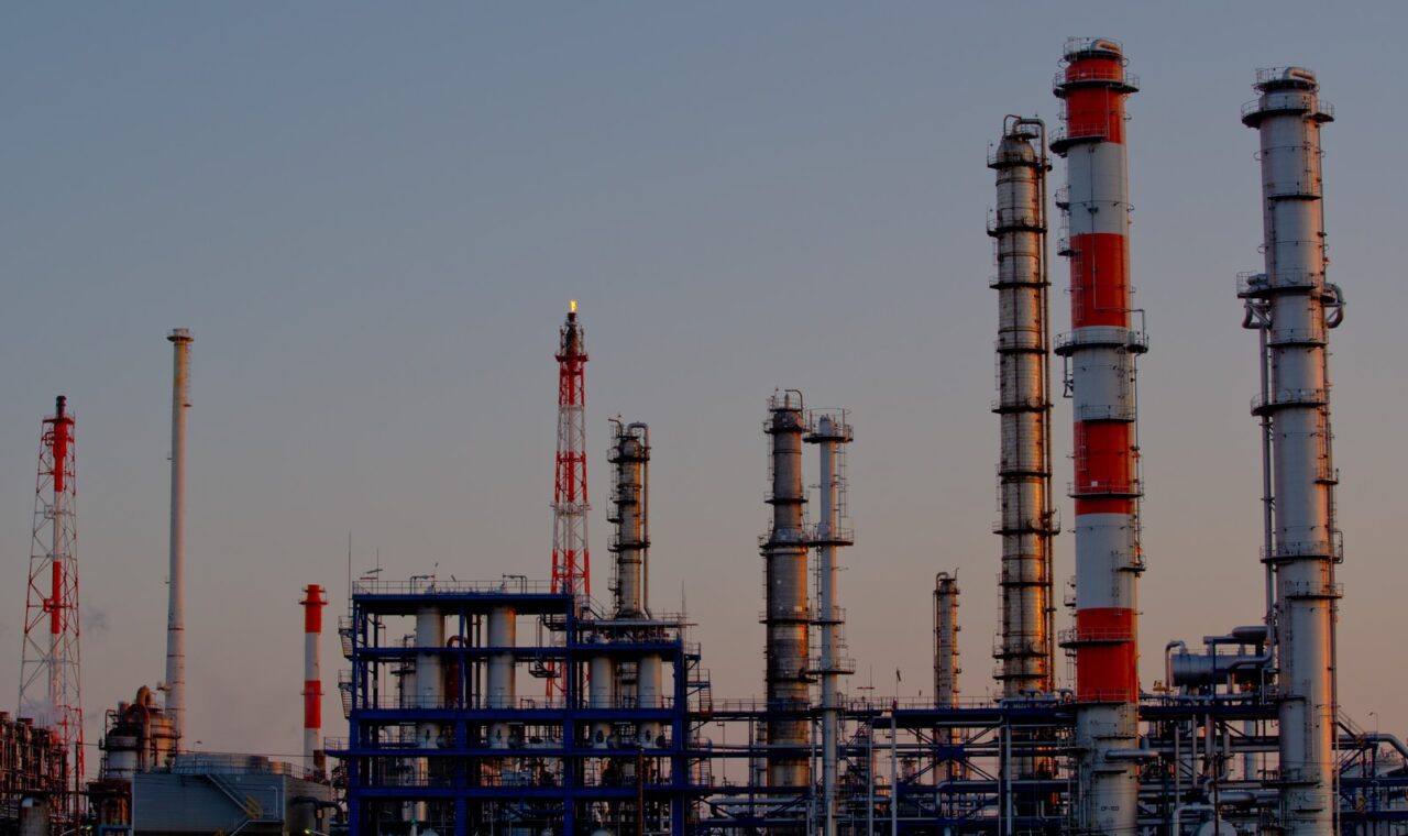 Naftna rafinerija kao ilustracija napada na energetska postrojenja
