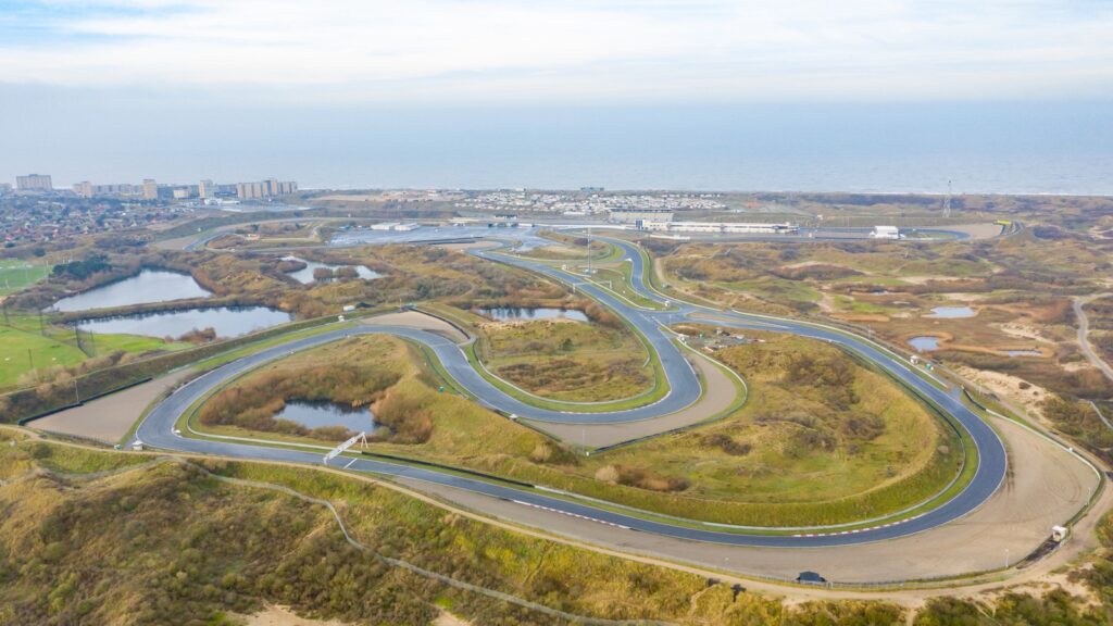 Formula 1 bolidi tokom Grand Prix vikenda na stazi Zandvoort.