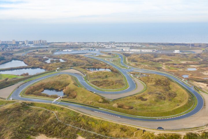 Formula 1 bolidi tokom Grand Prix vikenda na stazi Zandvoort.