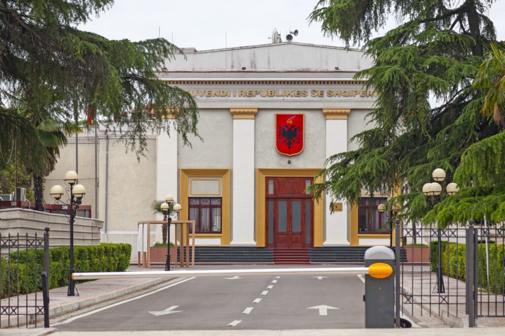 Parlamentarna zgrada kao ilustracija politi?kog procesa u RS-u
