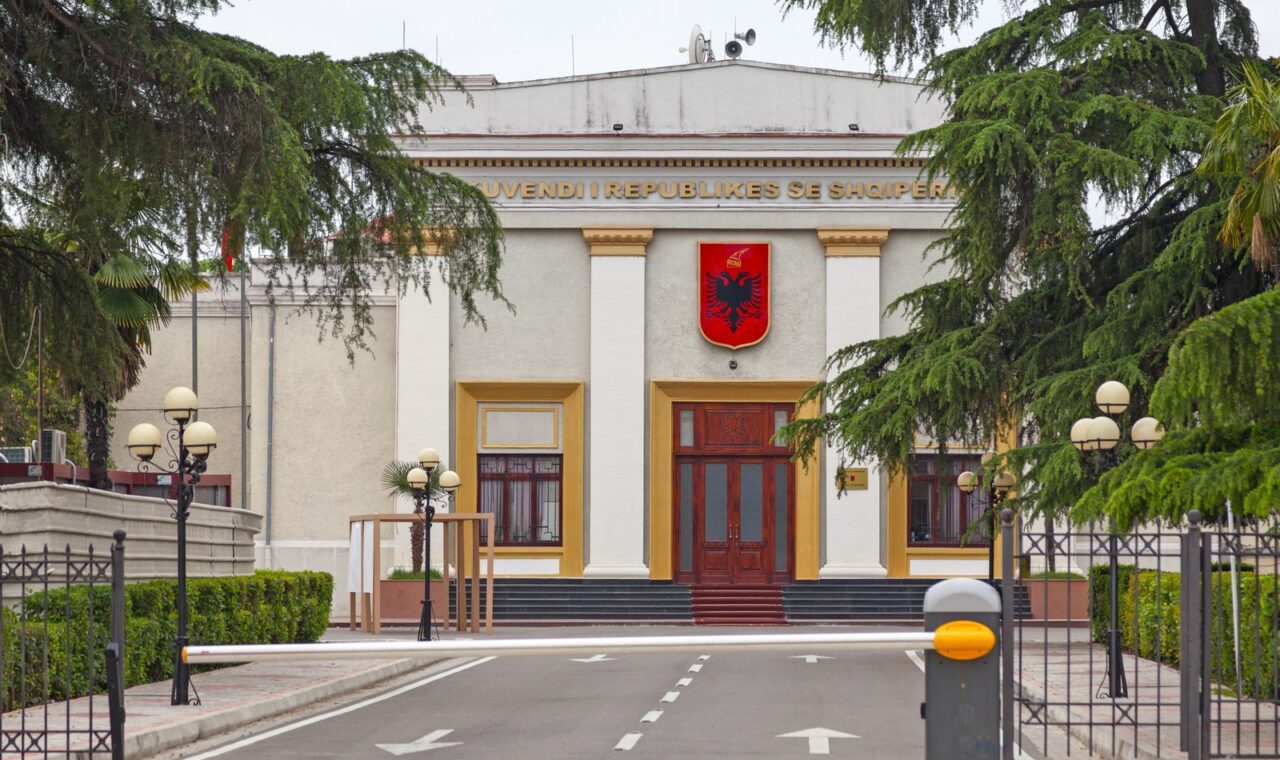 Parlamentarna zgrada kao ilustracija politi?kog procesa u RS-u