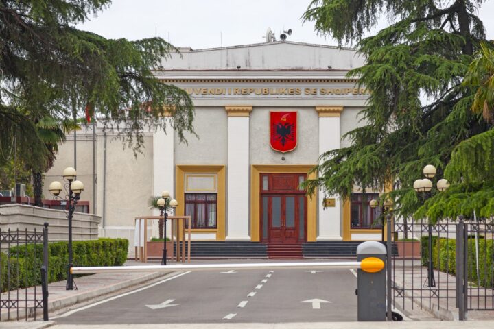Parlamentarna zgrada kao ilustracija politi?kog procesa u RS-u