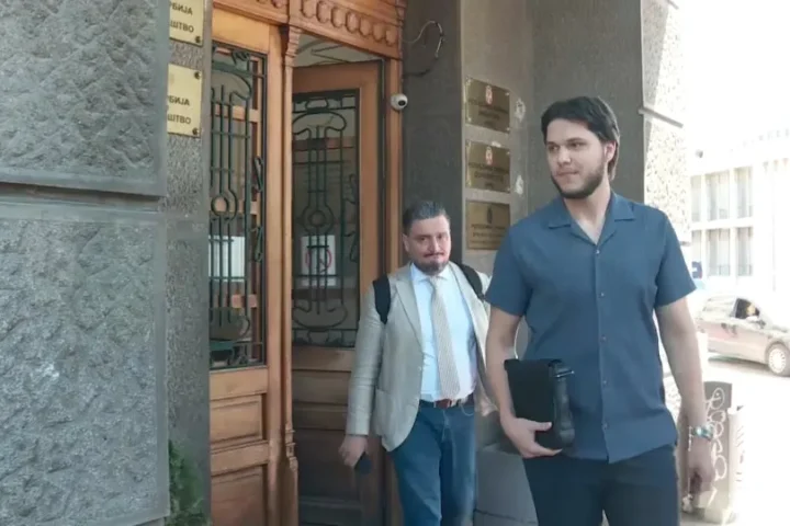 Gradonačelnik Niša na suđenju studentu nije se sjetio tko je organizirao skup SNS-a nakon kojeg je gađan jajima