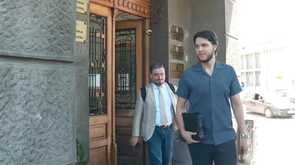 Gradonačelnik Niša na suđenju studentu nije se sjetio tko je organizirao skup SNS-a nakon kojeg je gađan jajima