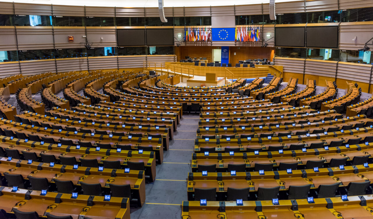 Prazna parlamentarna dvorana u Europi kao ilustracija zakonodavnog procesa