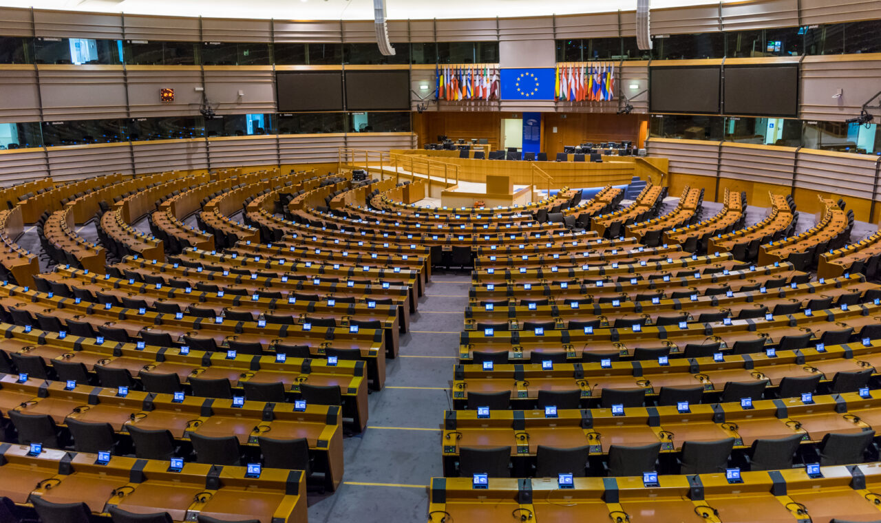 Prazna parlamentarna dvorana u Europi kao ilustracija zakonodavnog procesa