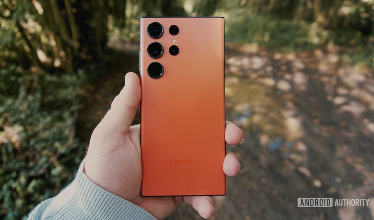 Korisnici Galaxy S23 prijavljuju zelene i ružičaste linije na zaslonu nakon ažuriranja na One UI 8.5