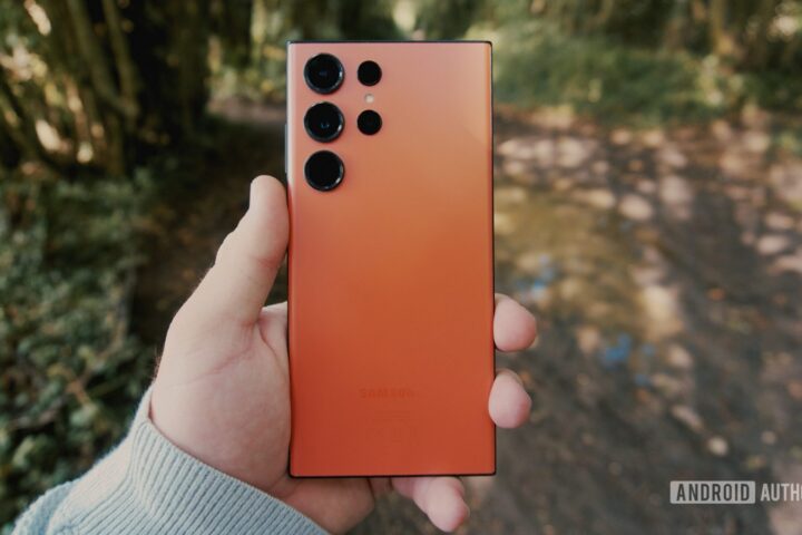 Korisnici Galaxy S23 prijavljuju zelene i ružičaste linije na zaslonu nakon ažuriranja na One UI 8.5