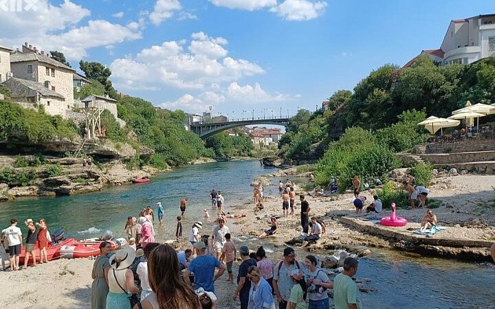 Mostar na 41 stepen: građani bježali iz grada, turisti ostali uz Neretvu i Stari most