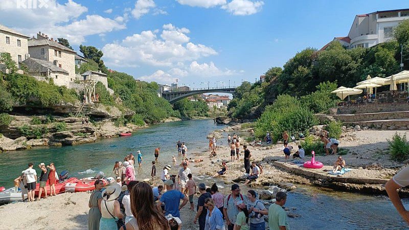 Mostar na 41 stepen: građani bježali iz grada, turisti ostali uz Neretvu i Stari most