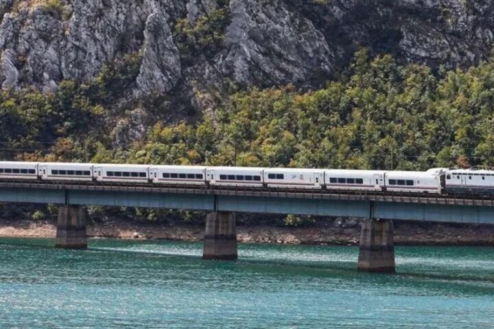 Na obnovljenoj liniji Sarajevo - Ploče kvar i otkriveni migranti u vlaku