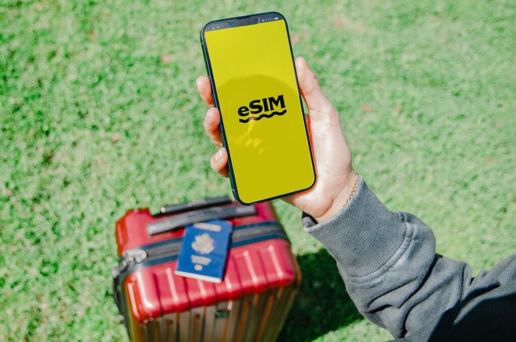 Mobile phone and roaming connectivity illustration