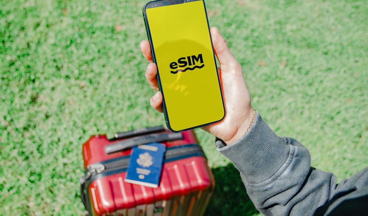 Mobile phone and roaming connectivity illustration