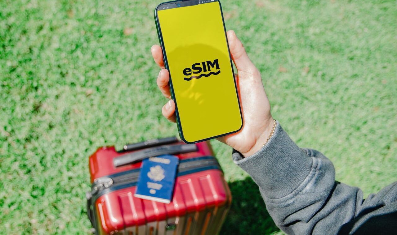 Mobile phone and roaming connectivity illustration