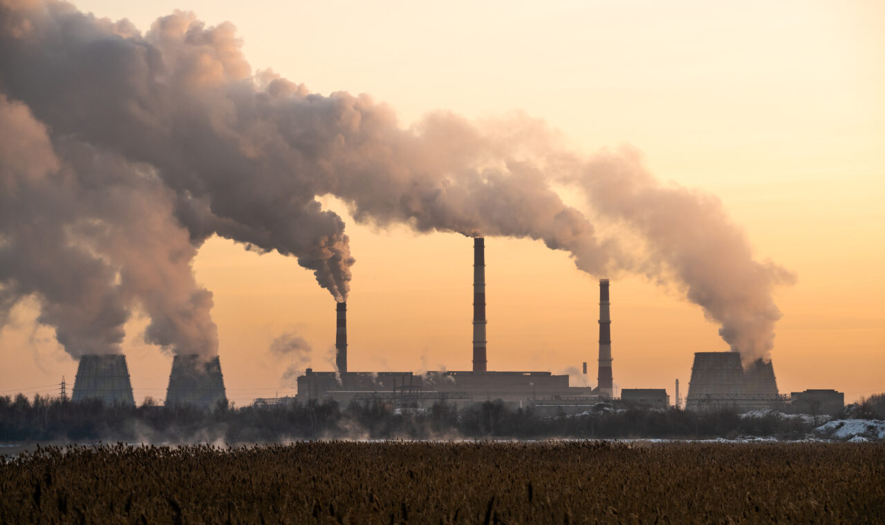 Industrijski dimnjaci kao ilustracija rudarskog otpada i zagađenja