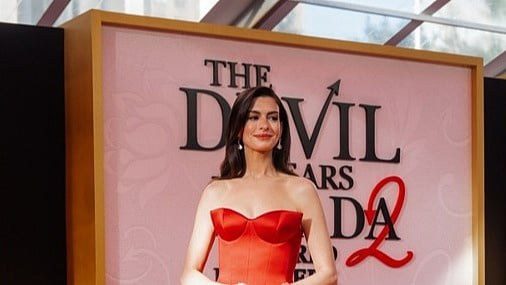 Anne Hathaway u crvenom kompletu pokazala trudnički stomak na premijeri novog filma