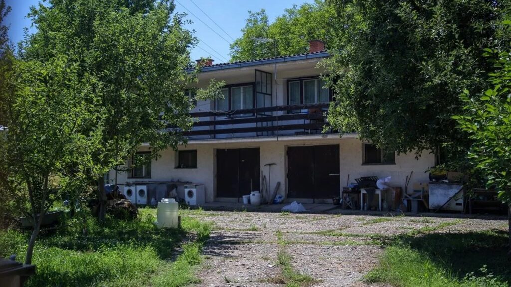 Bijela kuća preko puta baze UN-a u Potočarima: mjesto razdvajanja muškaraca i dječaka prije masovnih egzekucija