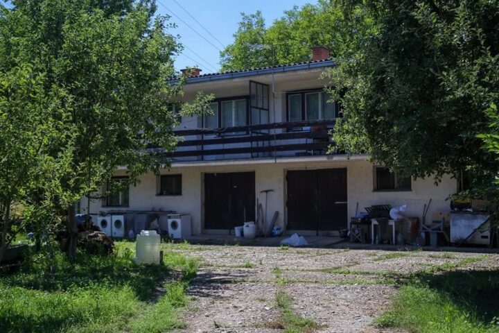 Bijela kuća preko puta baze UN-a u Potočarima: mjesto razdvajanja muškaraca i dječaka prije masovnih egzekucija