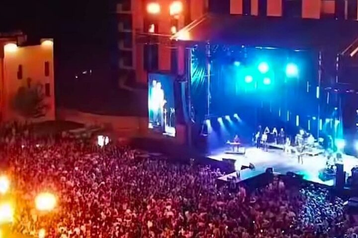 Čolić u Trebinju okupio oko 15.000 ljudi na koncertu u Gradu Sunca