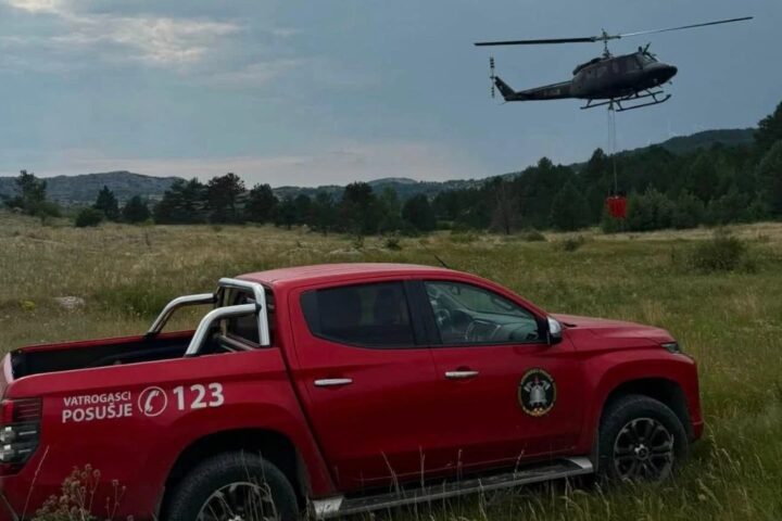 Helikopter OS BiH gasio požar kod Posušja, ispušteno 7.000 litara vode