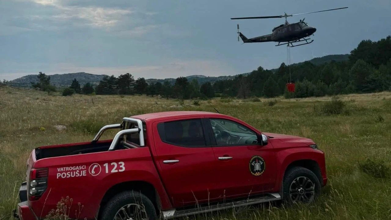 Helikopter OS BiH gasio požar kod Posušja, ispušteno 7.000 litara vode